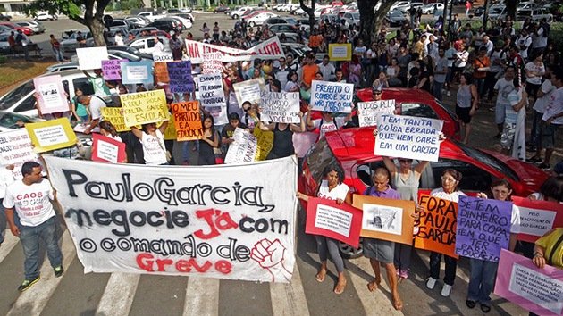  "Â¡No habrÃ¡ Copa!" Maestros brasileÃ±os salen en protesta Â© AFP Marco Monteiro