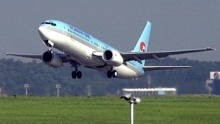 Obligan a un azafato surcoreano a arrodillarse por una bolsa de nueces