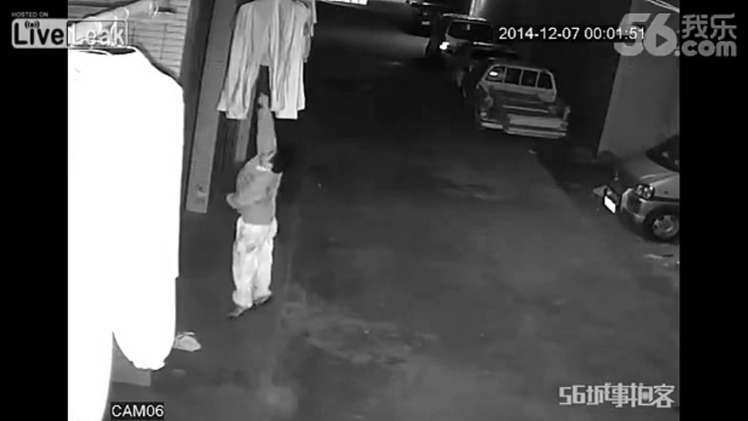  Un hombre salta 14 veces hasta que logra robar ropa interior femenina