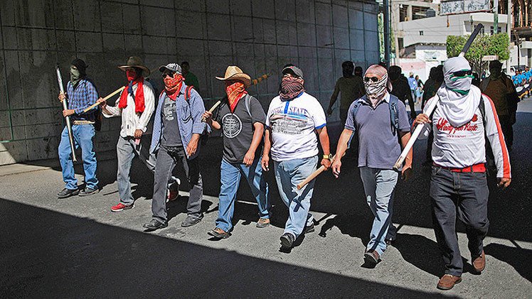 Video: Encapuchados sacan a golpes a policías federales de un hotel en México