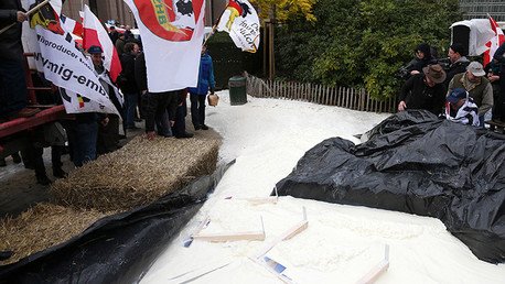 VIDEO: Ganaderos europeos 'ahogan' a los líderes de sus países en leche