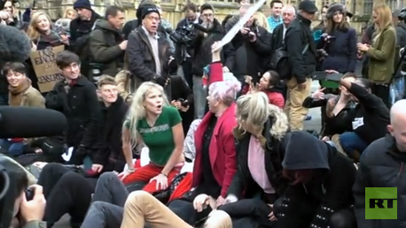 Protesta 'provocativa' frente al Parlamento británico contra nueva ley de pornografía