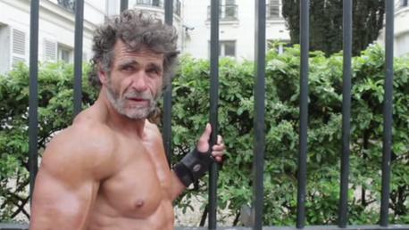 Fisicoculturista francés que vive en la calle conmueve y motiva a los internautas