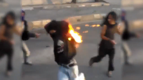 Lanza un cóctel molotov y se prende fuego a sí mismo