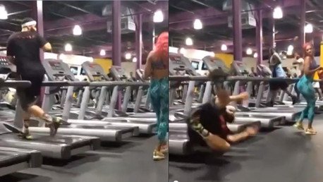 Cada vez que te veo: esbelta mujer distrae a un hombre y disimula ‘in extremis’