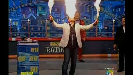 Se quema la cara en truco de botar fuego por la boca en un ‘show’ en vivo