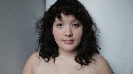 La belleza de diferentes culturas reflejadas en el rostro de una sola joven