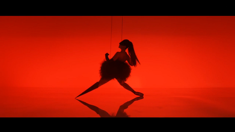 El videoclip de la primera cantante con una amputación obtiene 5 millones de visitas en dos días