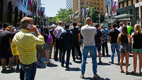 Vecinos de Sídney se toman selfies cerca de la cafetería tomada por un yihadista
