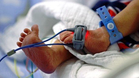 ¿En qué consiste el polémico aborto postnatal que proponen en Canadá?