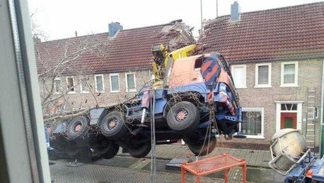 El Romeo manazas: Alquila una grúa para pedirle matrimonio y arruina su casa