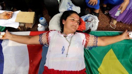 Una mujer se crucifica para pedir justicia a una empresa en Paraguay