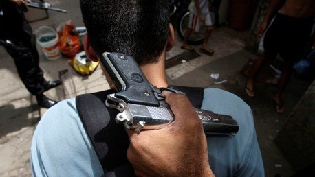 EE.UU.: Un policía encañona a un hombre cuya mujer estaba a punto de dar a luz