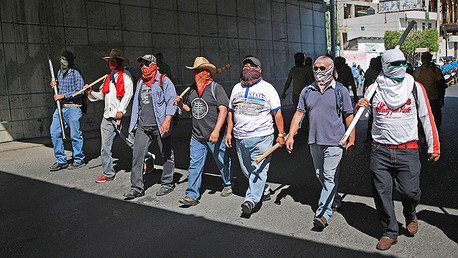 Video: Encapuchados sacan a golpes a policías federales de un hotel en México