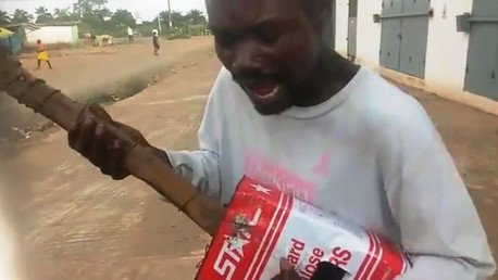 El 'Bob Marley de Liberia' y su guitarra de lata te dejarán con la boca abierta