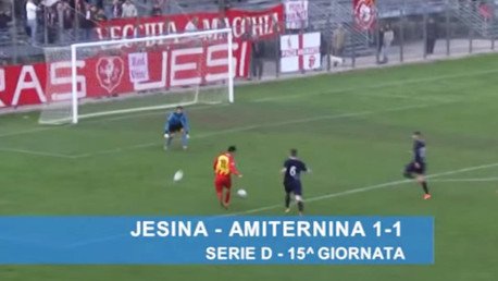 Entrenador lanza un balón al campo para impedir que le marcaran un gol
