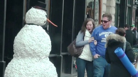 Malvado muñeco de nieve vuelve para a aterrorizar a los transeúntes