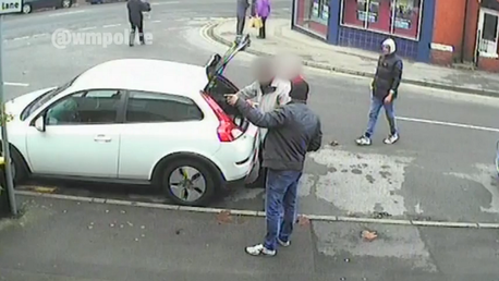 Roban a una pareja de ancianos a plena luz del día sin que se den cuenta