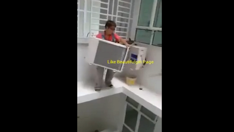 Impactante instalación de un aire acondicionado a 30 pisos de altura sin seguridad alguna