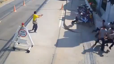 Dispara contra un grupo de personas y no acierta