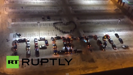 Un ruso 'escribe' a su esposa "perdóname" usando 45 coches