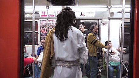"Levántate y anda": 'Jesucristo' hace milagros en el metro de México