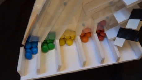 Una máquina controlada por un iPhone separa M&M's según el color