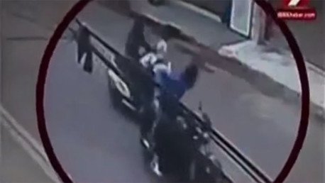 VIDEO: Lanzan ácido en la cara a una mujer en plena calle de Nueva Delhi