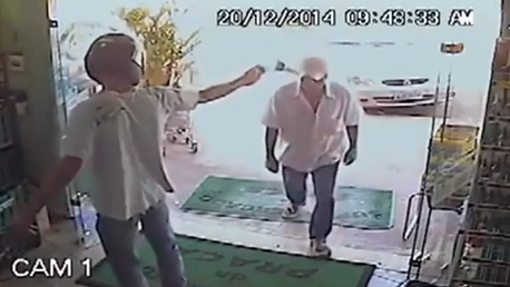 A este anciano con mucha sangre fría no le intimida cualquiera