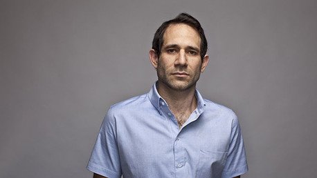 ¿Cómo un millonario estadounidense terminó pidiendo techo a un amigo?