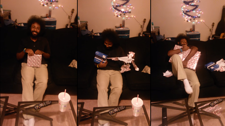 Su novia le regala una PlayStation 4 y su reacción 'enamora' a YouTube 