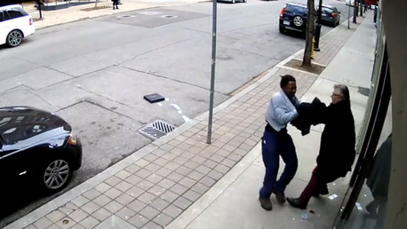 Evita que le roben un maletín con dinero y lo olvida en la calle