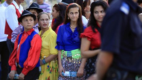 Un acto solidario que discrimina a los gitanos causa polémica en España