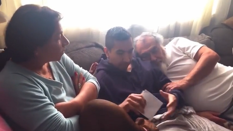 Regalo de Navidad: Padres lloran de emoción al saber que su hijo les pagó la hipoteca