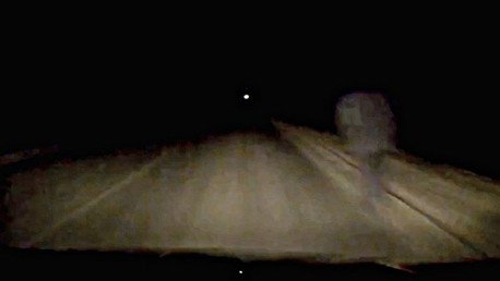 Avistan en Rusia a un 'espíritu' caminando en una carretera en la noche