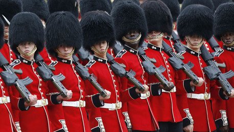 Filtración: Estado Islámico planea ataques contra la guardia de la reina británica