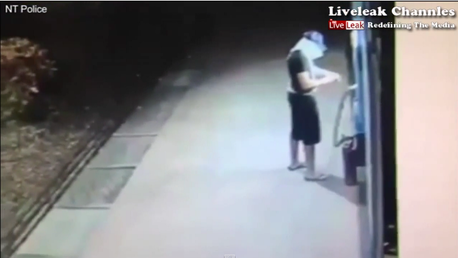 Un cajero 'noquea' a un ladrón enmascarado