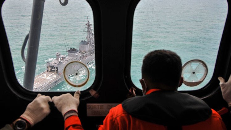 Encuentran la cola del avión desaparecido de AirAsia