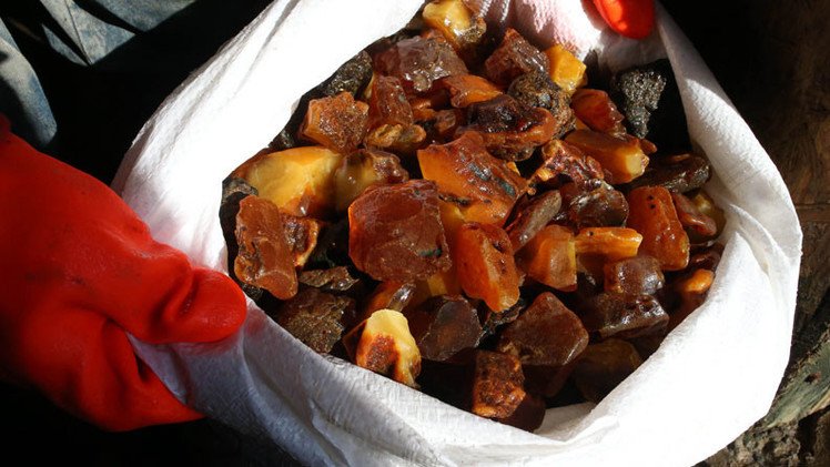 Video: Una fuerte tormenta inunda con piedras de ámbar las playas del oeste de Rusia