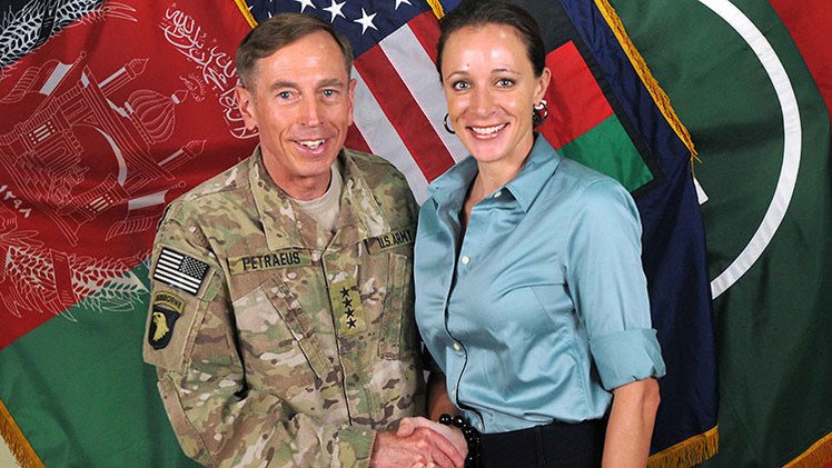 El FBI recomienda procesar a un exdirector de la CIA que filtró secretos a su amante