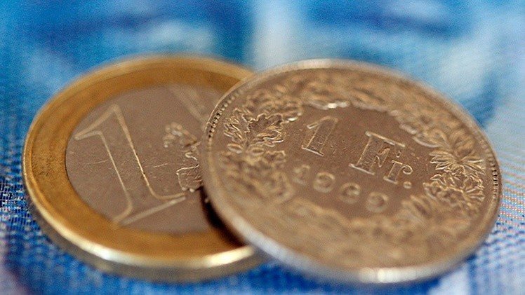 Pánico en los mercados: Suiza da 'rienda suelta' a su divisa y deprecia al euro