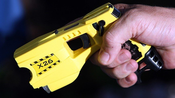 EE.UU.: Un niño pregunta a un policía cómo funciona su 'taser' y este lo electrocuta