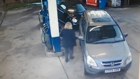 Consigue echar gasolina a su coche solo en el quinto intento