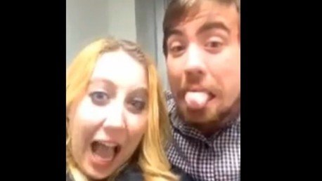 Engaña a su hermano ‘en serie’ grabándolo en vez de fotografiarlo