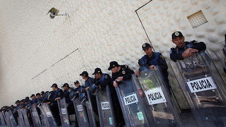 Video: Profesores apedrean en México a la policía en una protesta contra Peña Nieto