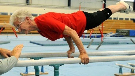 Clase magistral de una abuela gimnasta de 89 años en barras paralelas