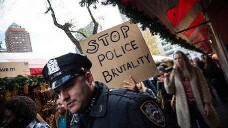 VIDEO: Dos detectives de EE.UU. golpean a un sospechoso y lo ocultan en su informe