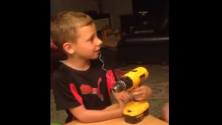 Un niño se saca un diente con una taladradora