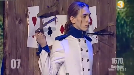 Este lanzador de cuchillos casi le corta el dedo, y algo más, a su ayudante