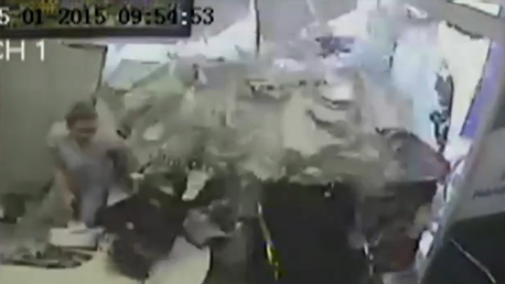 Brasileños a punto de morir atropellados en su oficina